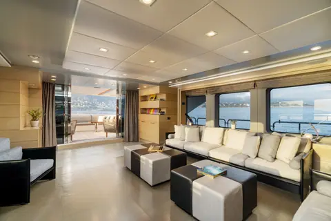 Il salone visto dall'ingresso, con le finestre sul mare