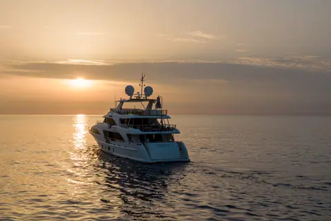Edesia al tramonto, col sole basso sull'orizzonte