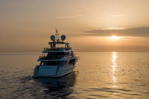 Edesia al tramonto vista da dietro, col sole sul mare